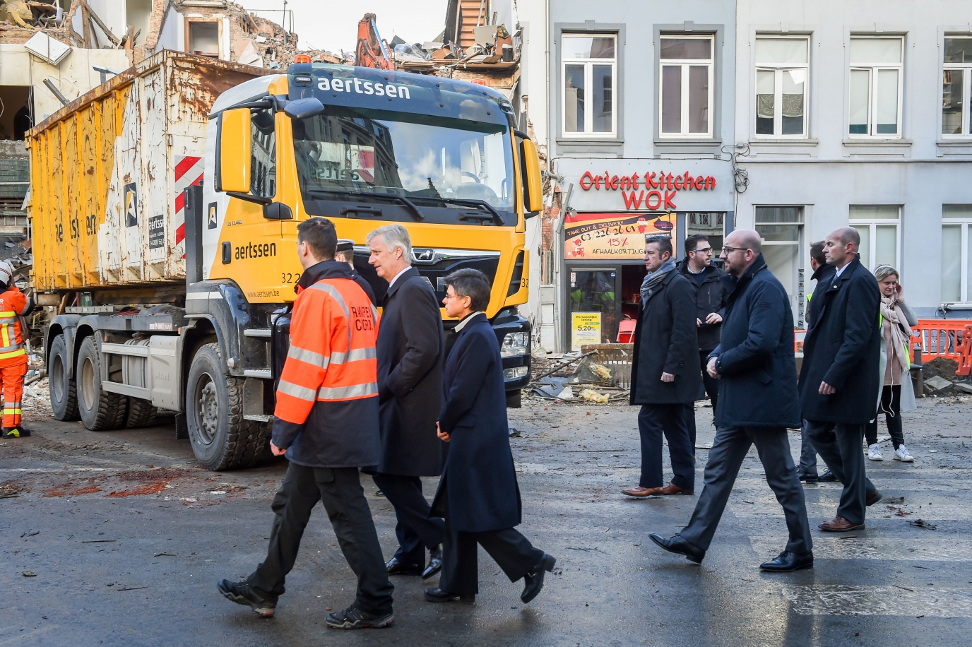 Koning Filip en eerste minister Charles Michel ontmoeten de slachtoffers van de explosie op de Paardenmarkt in Antwerpen. Ze loven het werk van  de hulpdiensten.