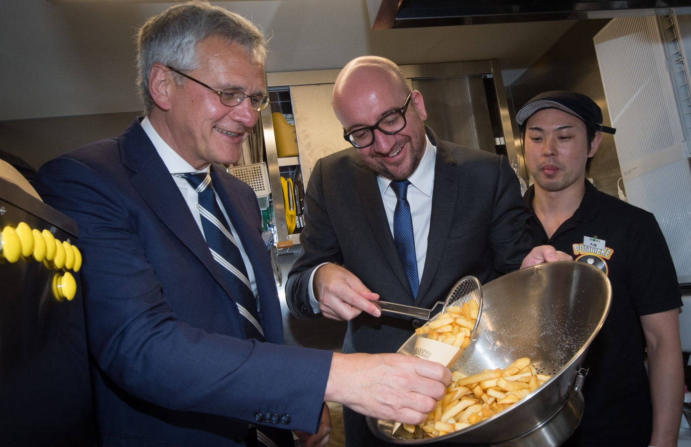 Political and economic mission to Japan: meeting with All Nippon Airways, decoration ceremony at the Belgian Embassy, inauguration of "fritkot" Pommeke, opening of the seminar on Japanese investments in Belgium,…