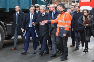 Koning Filip en eerste minister Charles Michel ontmoeten de slachtoffers van de explosie op de Paardenmarkt in Antwerpen. Ze loven het werk van  de hulpdiensten.