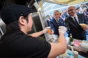 Political and economic mission to Japan: meeting with All Nippon Airways, decoration ceremony at the Belgian Embassy, inauguration of "fritkot" Pommeke, opening of the seminar on Japanese investments in Belgium,…