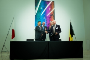 Political and economic mission to Japan: meeting with All Nippon Airways, decoration ceremony at the Belgian Embassy, inauguration of "fritkot" Pommeke, opening of the seminar on Japanese investments in Belgium,…