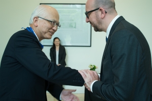 Political and economic mission to Japan: meeting with All Nippon Airways, decoration ceremony at the Belgian Embassy, inauguration of "fritkot" Pommeke, opening of the seminar on Japanese investments in Belgium,…