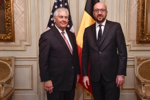 Zusammenarbeiten mit Außenminister Rex Tillerson, um die Sicherheit und die wirtschaftliche Zusammenarbeit im Interesse unserer Bürger zu verbessern.